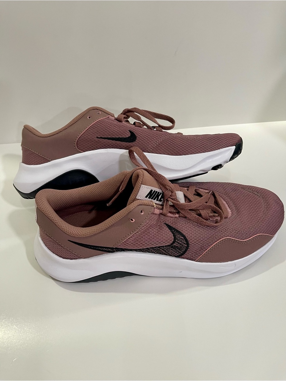 Nike Legend Essential 3 Mauve Training Shoes Men 10/Women 11.5 style:DM1119-200